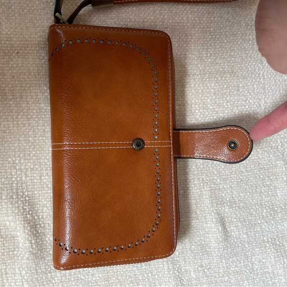 Beautiful woman brown/camel color wallet new without tag - Picture 5 of 10